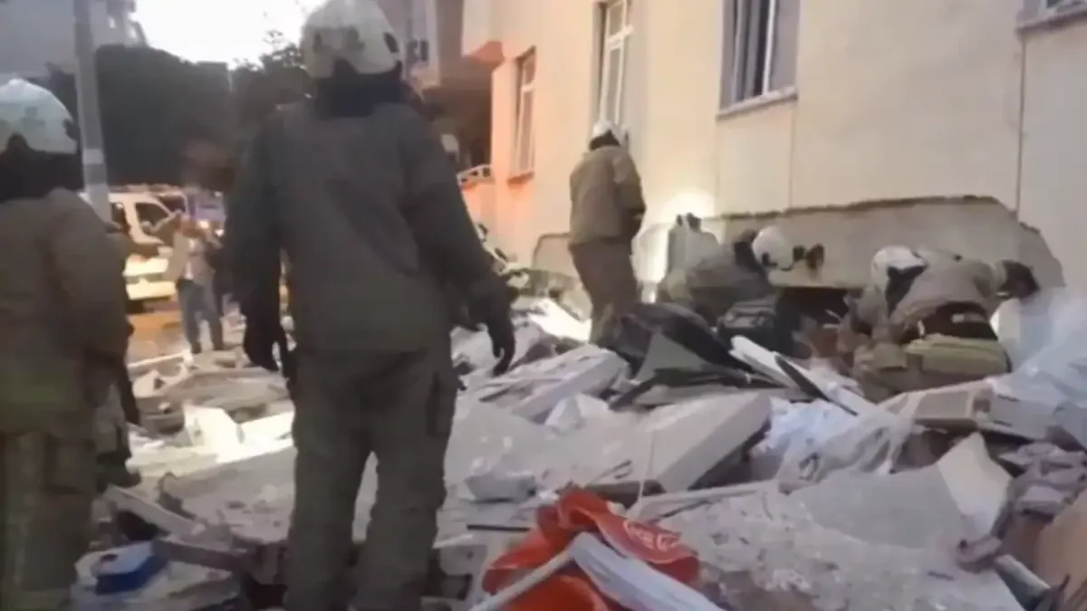 Maltepe'de çöken binadan 3 çocukla 8 kişi kurtarıldı