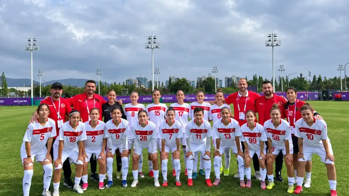 Türkiye'nin kız futbol takımı, uluslararası arenada büyük bir başarıya imza attı.