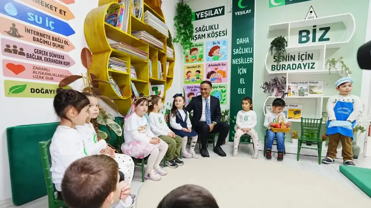 İzmir okullarındaki Yeşilay köşeleri, çocukların sağlıklı yaşam bilincini artırıyor.