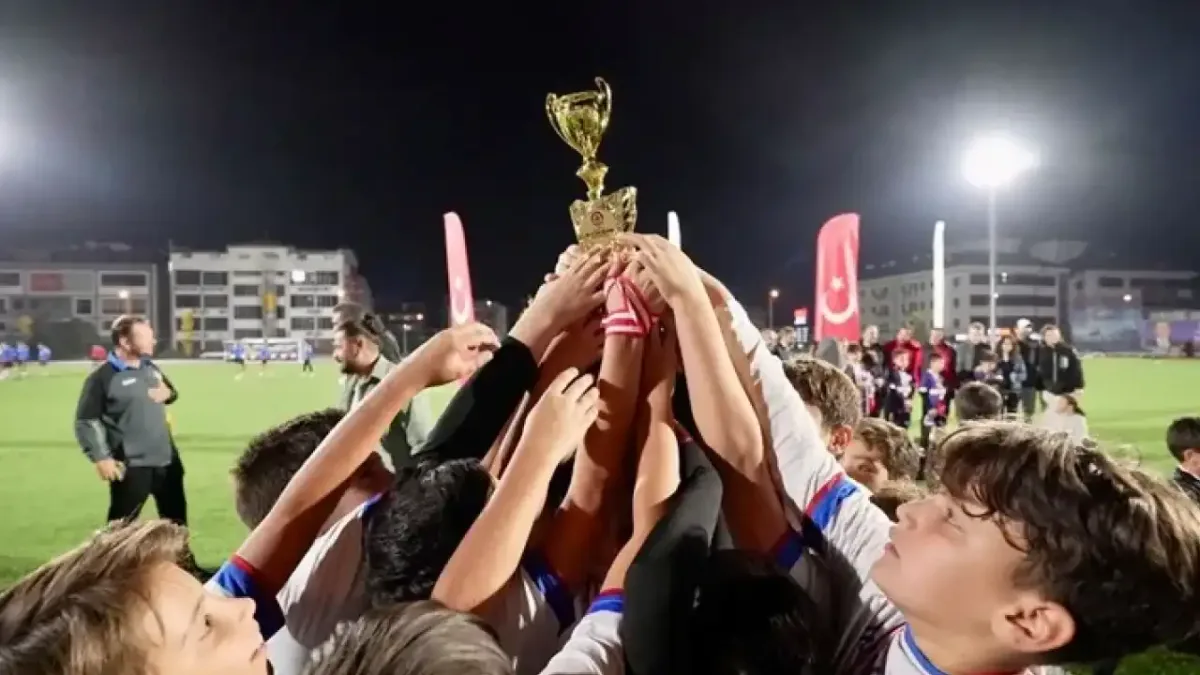 Denizli'de düzenlenen Cumhuriyet Bayramı Futbol Turnuvası'nda genç sporcular kupa için mücadele etti.