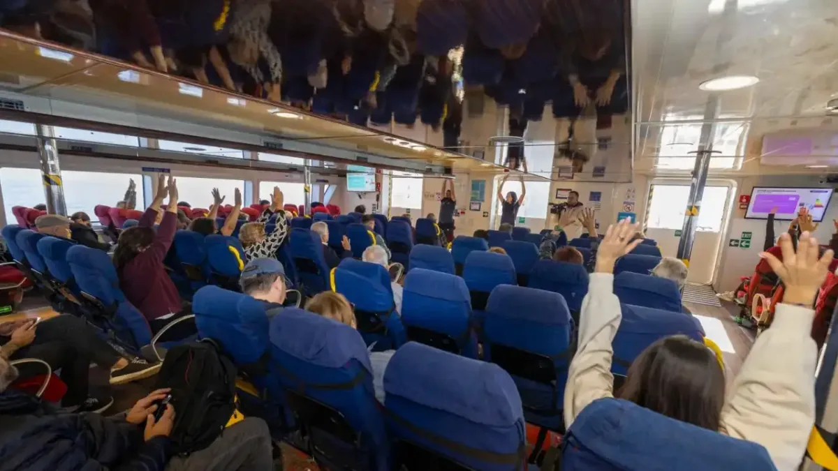 İzmir vapur yolcuları, Günaydın Sporu etkinliğinde egzersiz yapıyor.