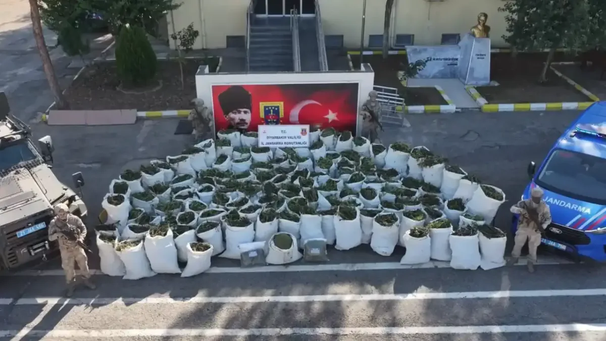 Diyarbakır'da uyuşturucu operasyonunda 2 ton 200 kilo esrar ele geçirildi