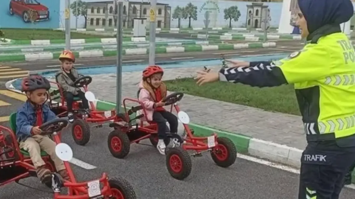 Kilis Trafik Eğitim Parkı'nda öğrenciler trafik güvenliği eğitimi alıyor.