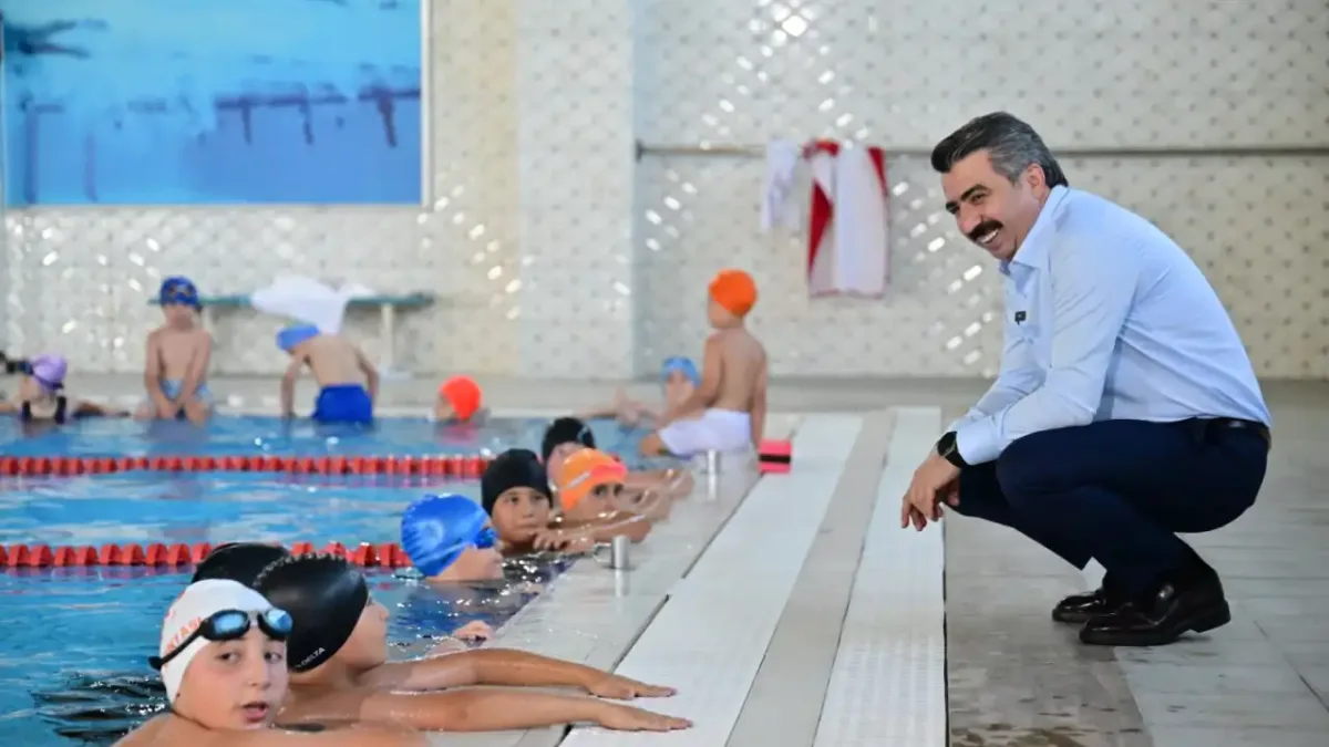 Yıldırım Belediyesi Kış Spor Okulları'nda çocuklar spor yapıyor.