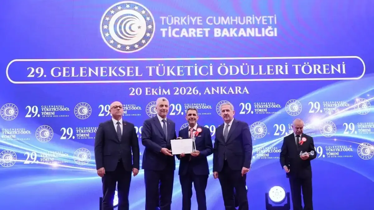 Mehmet Çetinkaya, 29. Geleneksel Tüketici Ödülleri'nde ödül alırken.