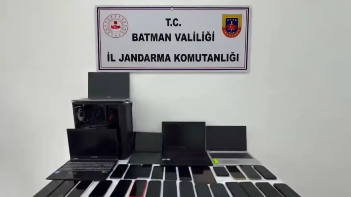 Yasa dışı bahis operasyonu sırasında gözaltına alınan şüpheliler.