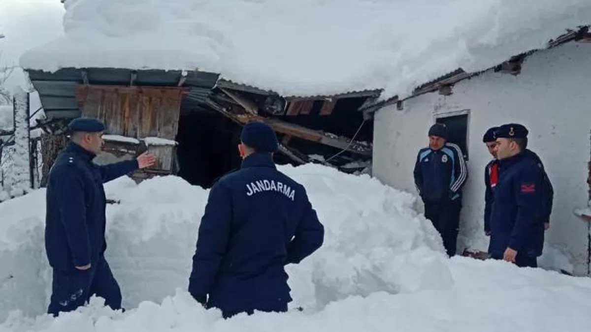 Kar kütlesi ahırın çatısını çökertti! 9 büyükbaş hayvan kurtarıldı!