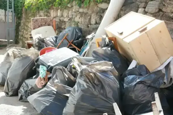 Bursa Osmangazi'de şoke eden manzara: Tonlarca çöp tahliye edildi
