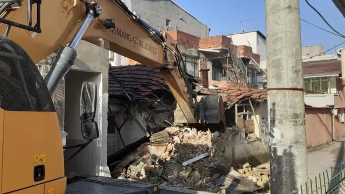 Bursa Osmangazi’de metruk binalar yıkılıyor