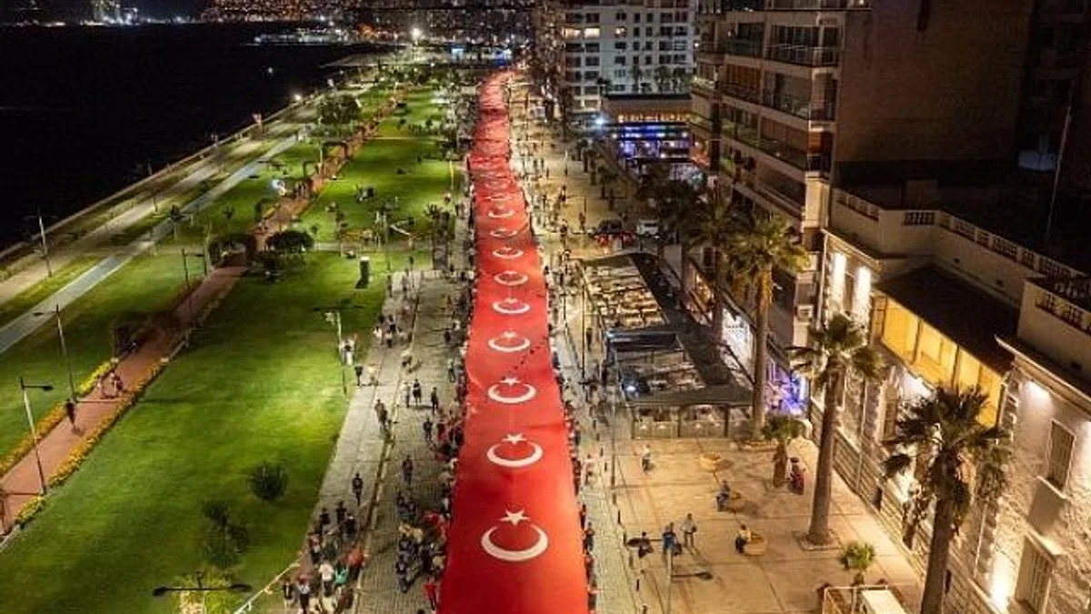 Tüm İzmir Cumhuriyet coşkusuna davetli 350 metrelik dev Türk bayrağıyla yürünecek