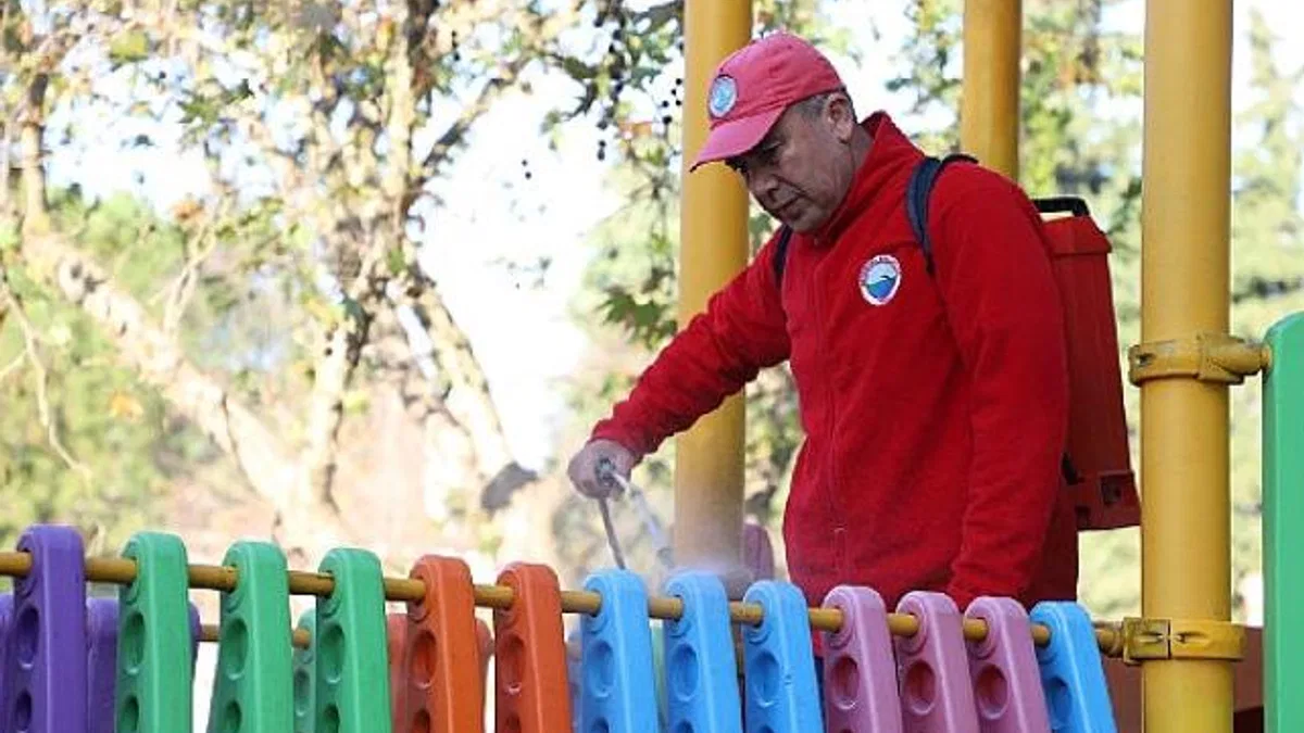 Menderes’te Parklar Dezenfekte Edildi