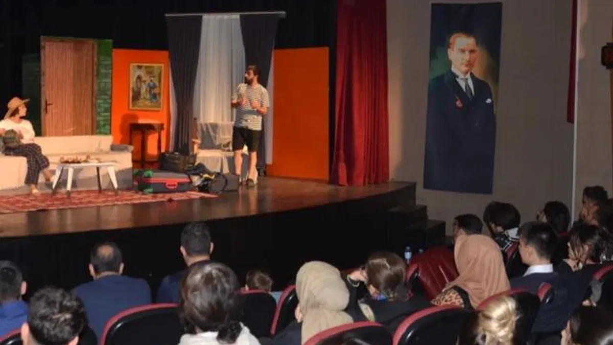 ‘Kalbin Tek Arkadaşı’ tiyatro oyunu sahnelendi