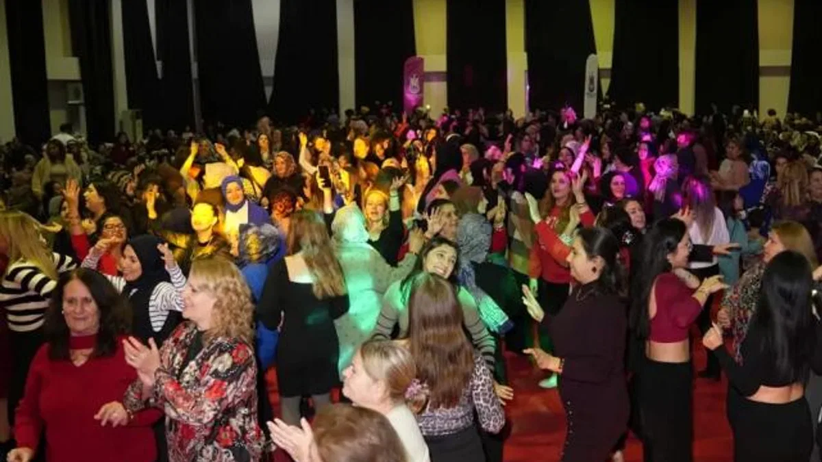 Manisalı kadınlar ‘Yeni yıl matinesi’nde buluştu