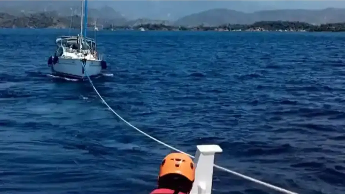 Dalaman açıklarında sürüklenen tekne kurtarıldı