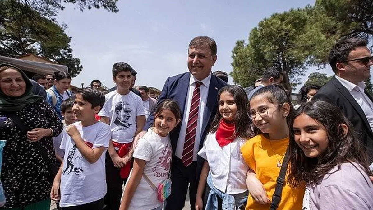 Başkan Tugay Kültürpark’ta çocuklarla bir araya geldi