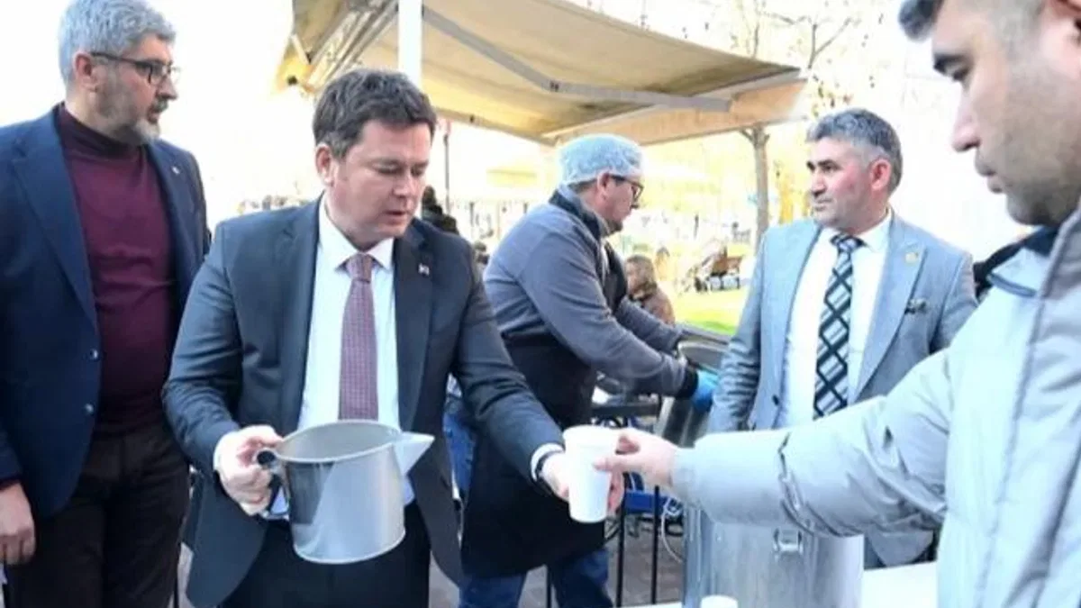 Erkan Aydın’dan vatandaşlara çorba ikramı