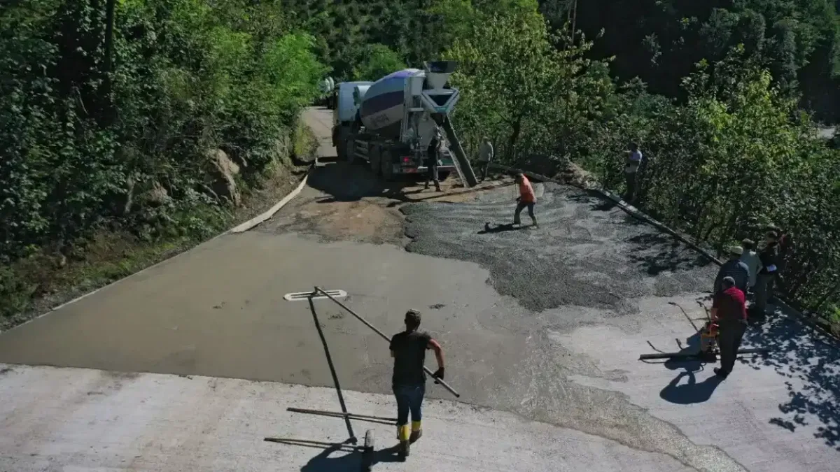 Akgüney Mahallesi’nin ulaşım sorunu beton yol ile çözüldü