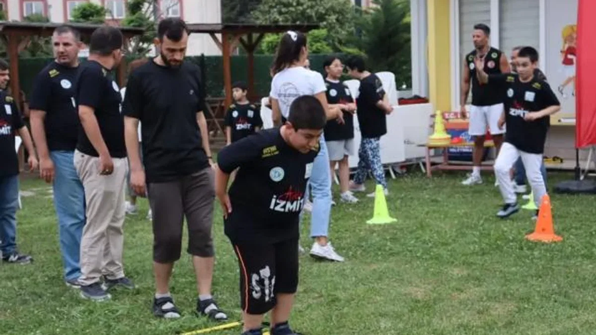 Kocaeli İzmit’te otizmli bireyler sahada kalplere dokundu