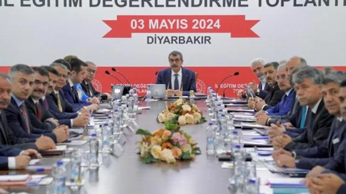 Bakan Tekin Diyarbakır’da eğitimi değerlendirdi