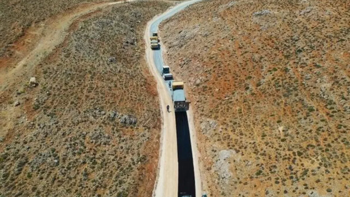 Malatya’da bozulan yollara sıcak asfalt