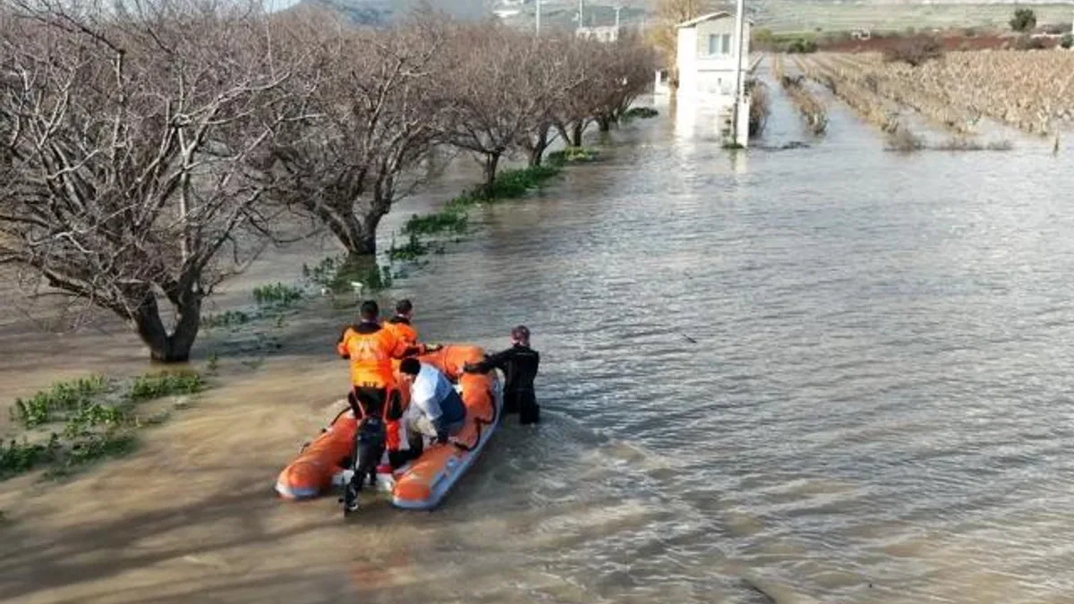 İzmir’de 50 yılda bir görülen meteorolojik tablo… Neden deniz yükseldi?