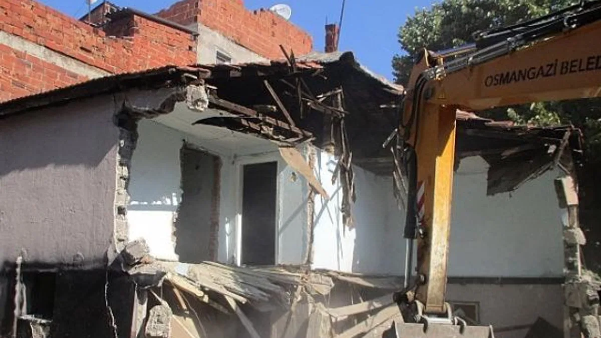 Tehlike saçan metruk binalar yıkılıyor