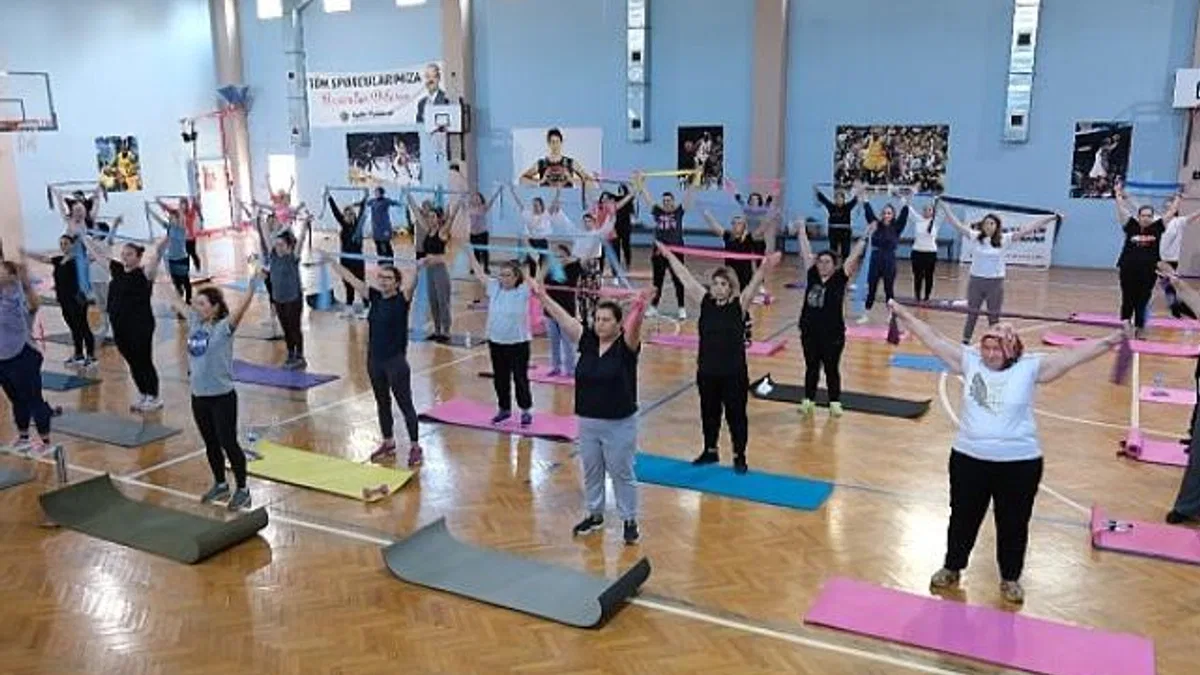 Menemenli kadınlar, ücretsiz pilates kursunda buluştu