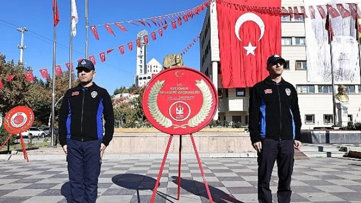 Cumhuriyet Bayramı kutlamaları çelenk sunma ile başladı