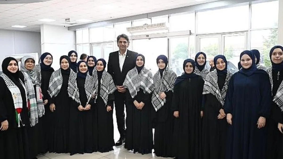 Başkan Kocaman yeni hafızları tebrik etti.