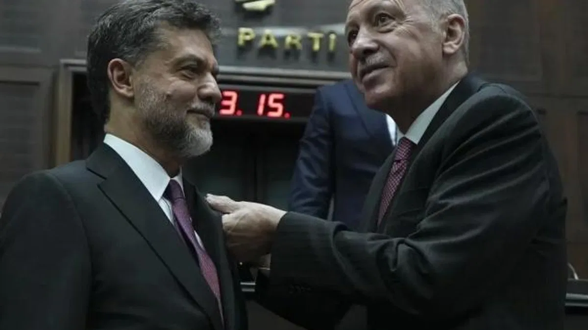 Dün istifa eden Yamalı AK Parti rozetini taktı!