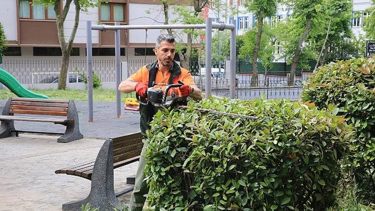 Bayrampaşa’daki parklarda bahar temizliği ve bakım çalışması yapılıyor