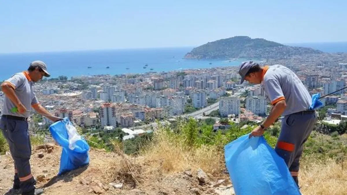 Antalya Alanya her gün tonlarca atık topluyor