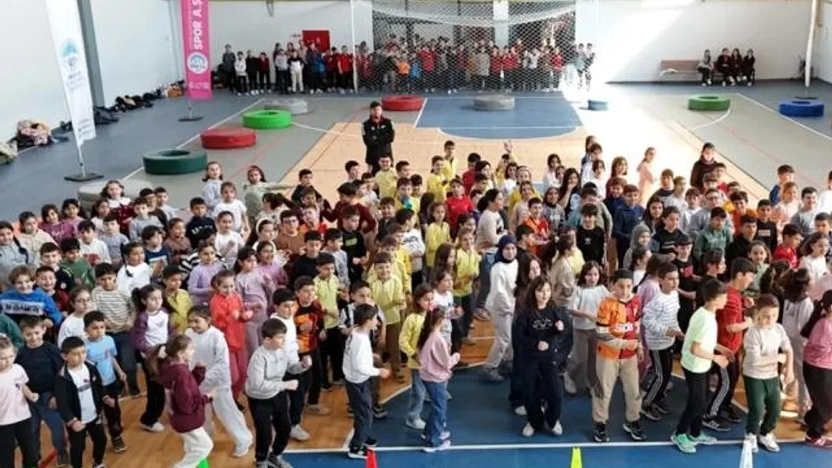 Kayseri Büyükşehir Develili öğrencileri sporla buluşturdu