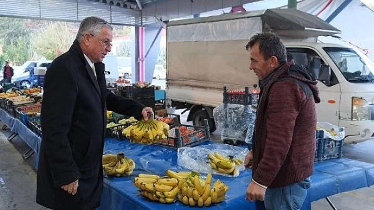 Başkan Topaloğlu’ndan Pazar esnafına kahvaltı