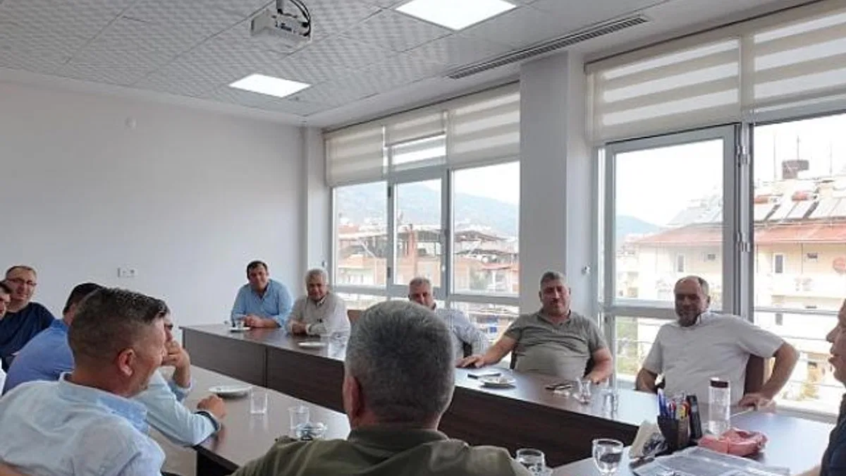 Başkan Özel, Mermer Sektörü Temsilcileriyle bir araya geldi.