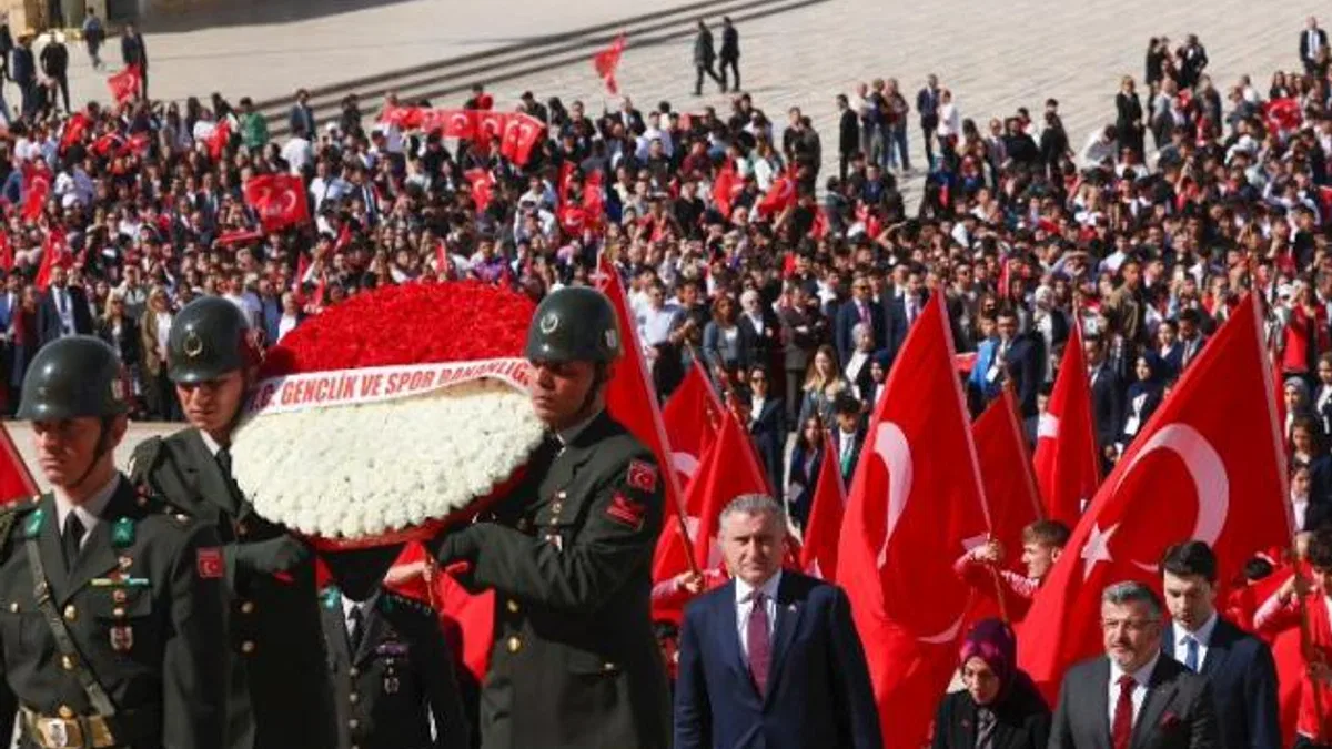 Bakan Bak gençlerle Anıtkabir’de