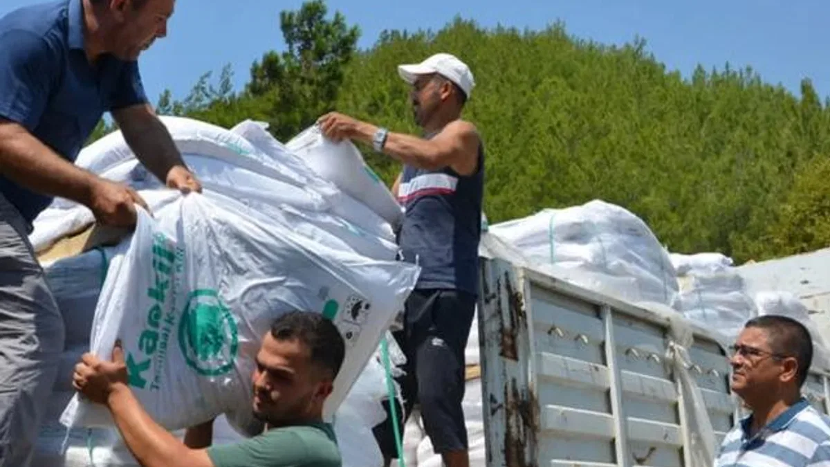 Antalya Büyükşehir’den Alanyalı çiftçilere 10 ton kaolin kili desteği