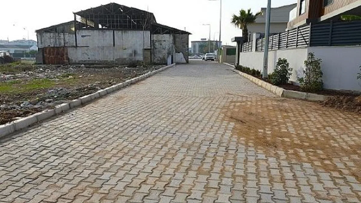 Menderes Belediyesi, Cüneytbey Mahallesi’nde yolları kilit parke ile yeniledi.