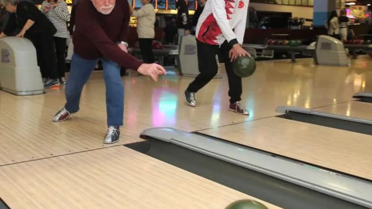 Ankara’da huzurevi sakinleri bowling ile eğlendi