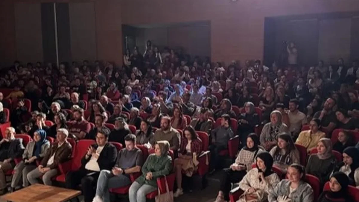 Mektep Melikgazi öğrencilerinden ‘Çehovatör’ oyunu