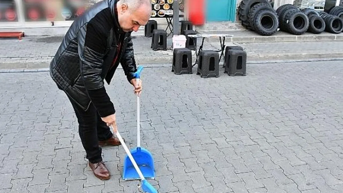 ‘İzmarit savaşçısı’ esnaf duyarlılığıyla örnek oluyor