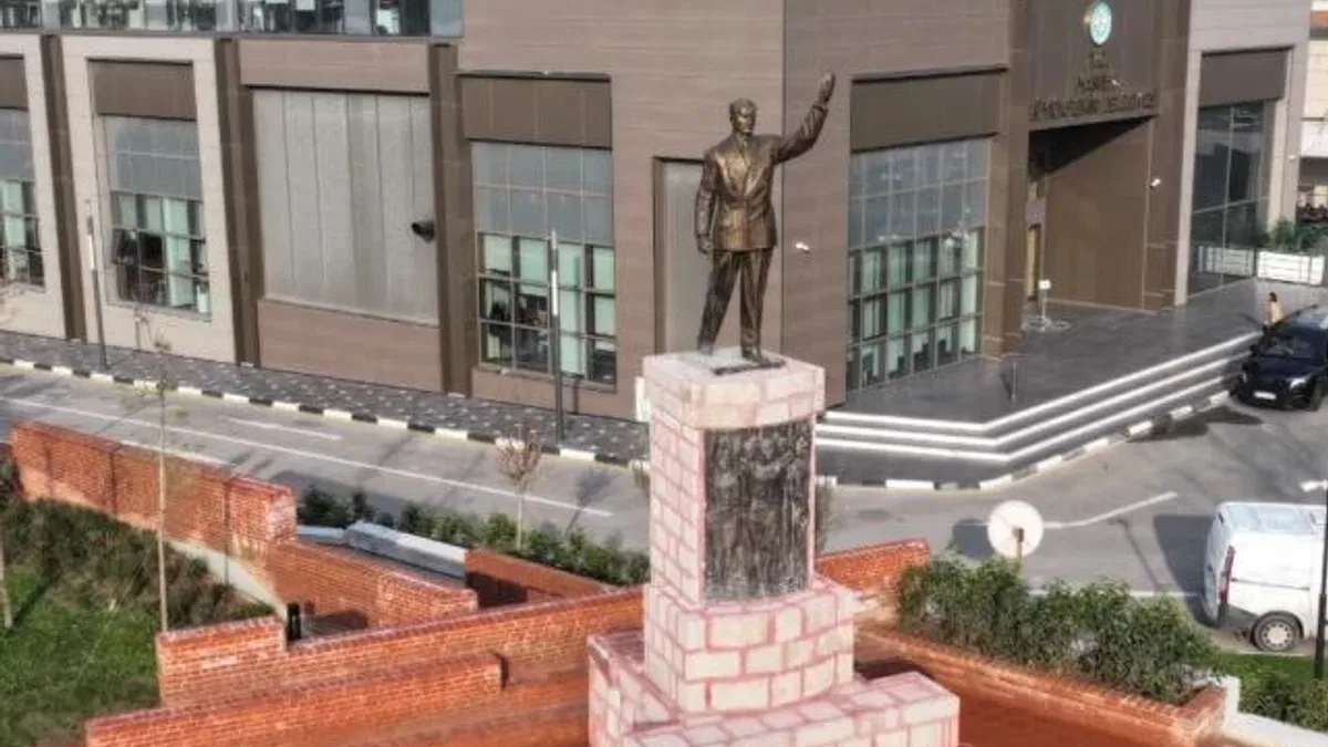 64 yıllık Atatürk Heykeli kalıcı yerine kavuştu