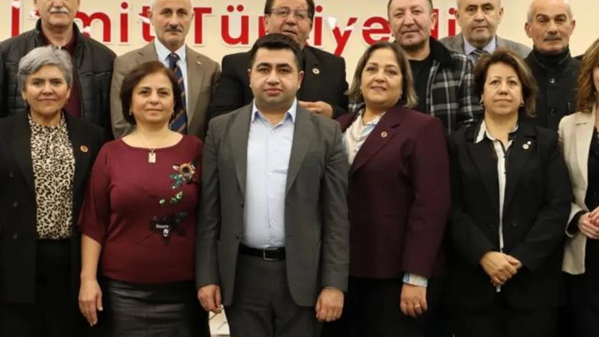 İzmit Belediyesi muhtarlarla 2024 yılı değerlendirme toplantılarına devam ediyor