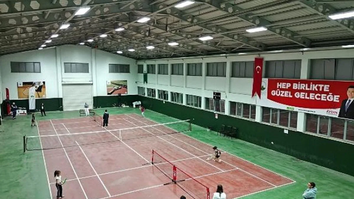 Geleceğin şampiyon raketleri korta çıktı