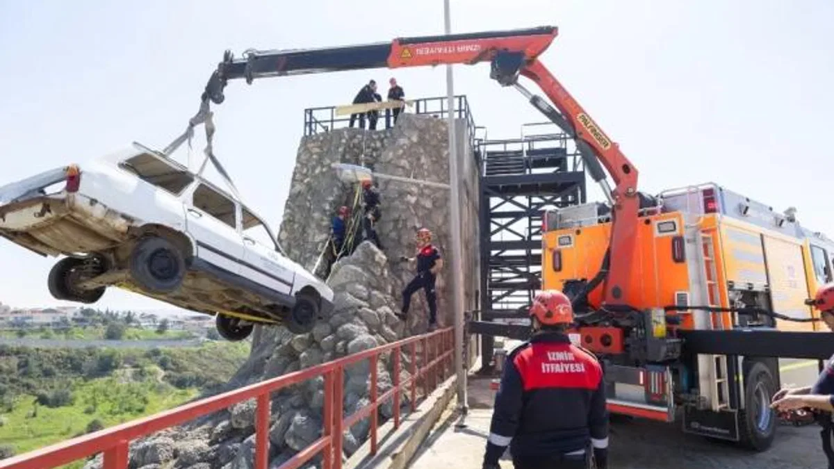 İzmir İtfaiyesi’nde ‘özel kuvvet’ eğitimi
