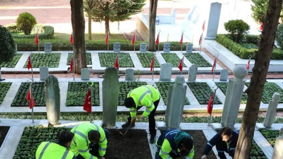 Kocaeli’de şehitlerin mezarları çiçeklerle donatıldı