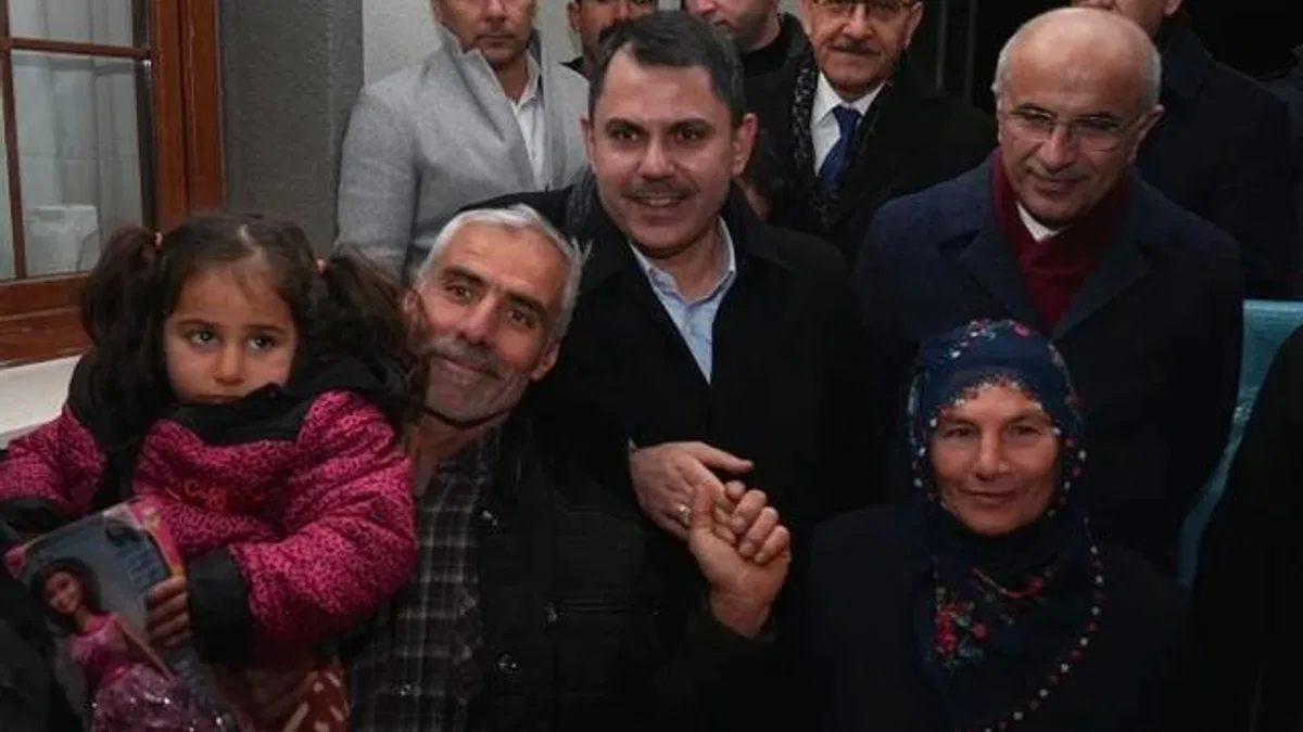 Bakan Kurum, Malatya Akçadağ’da konutları teslim edilen aileye konuk oldu