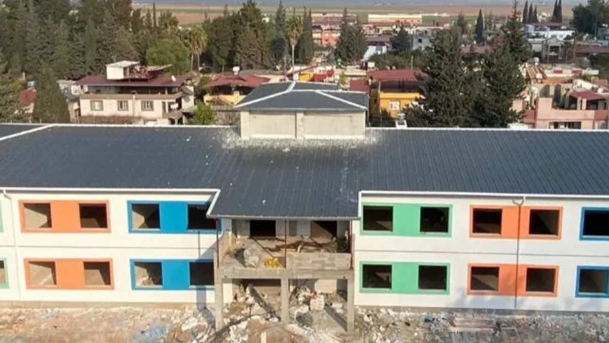 Kocaeli, elini Hatay’dan çekmedi… Hatay’daki okulun kabası bitti, ince işçiliği başladı