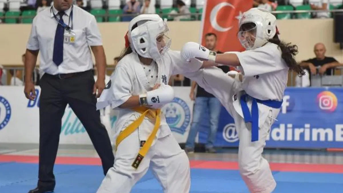 Yıldırımlı karateciler başarıya doymuyor