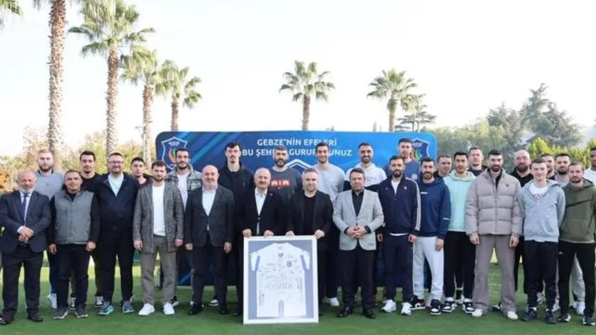 Gebze’de Başkan Büyükgöz’den voleybol takımına moral ziyareti